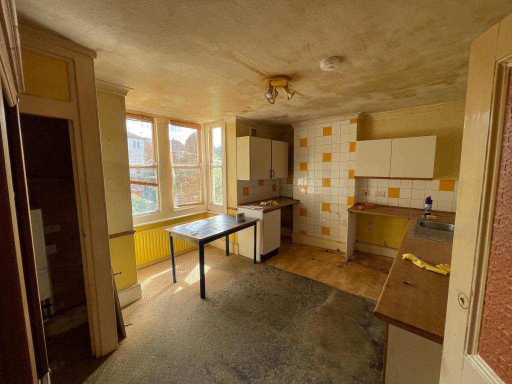 Lot: 37 - FREEHOLD BLOCK TWO LARGE THREE-BEDROOM FLATS - Flat one kitchen